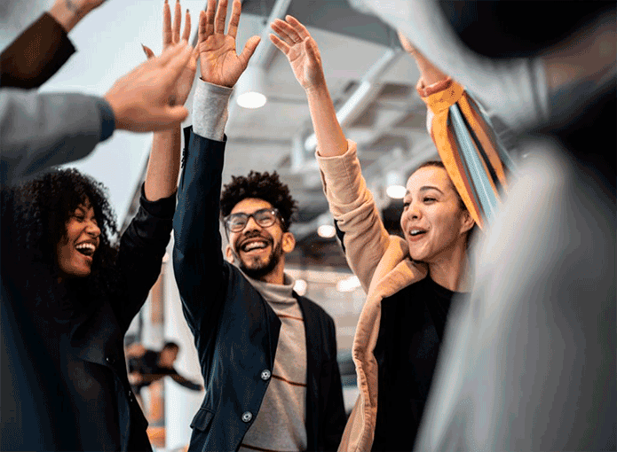 Pessoas comemorando em ambiente de trabalho