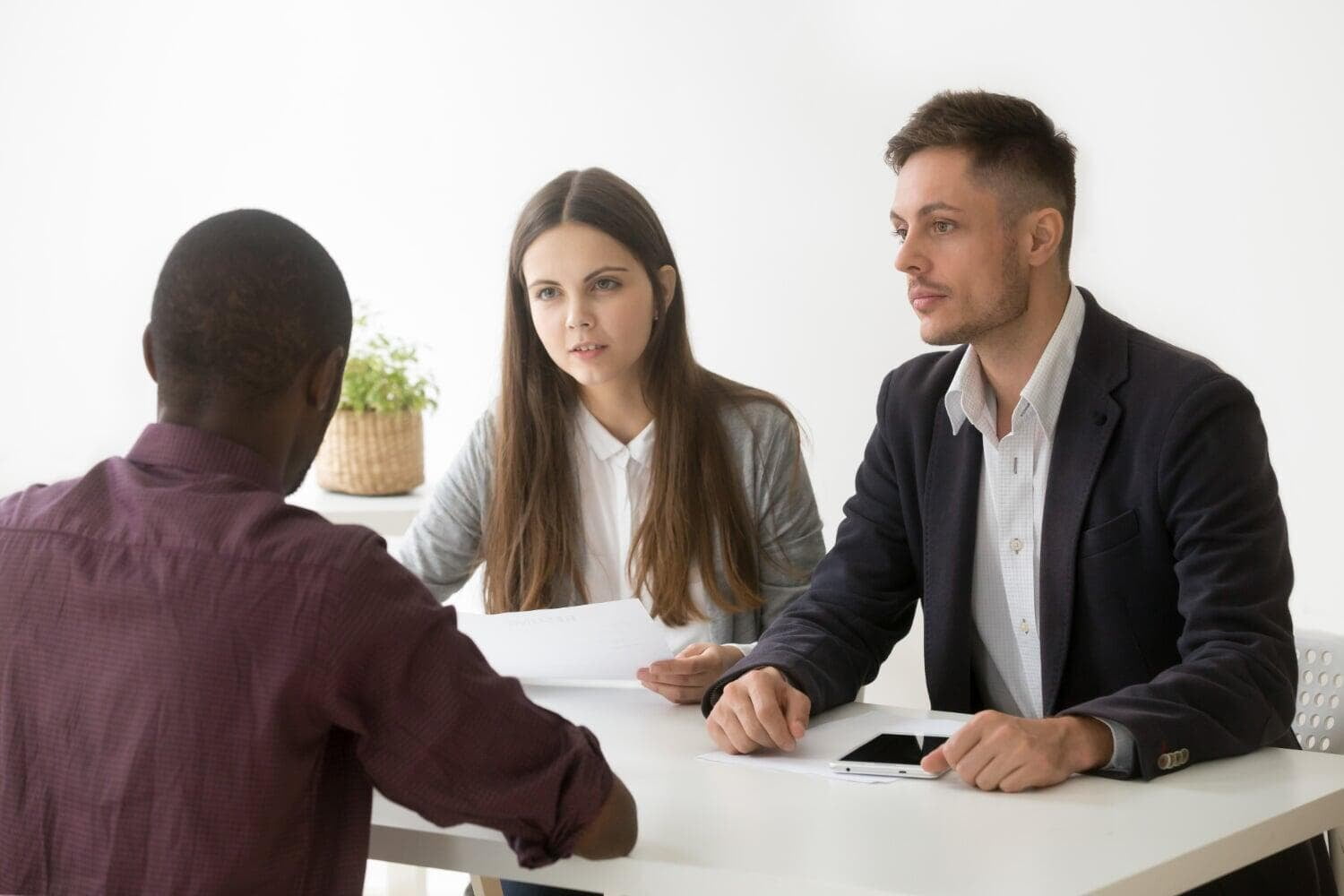 Um candidato sendo entrevistado por dois recrutadores