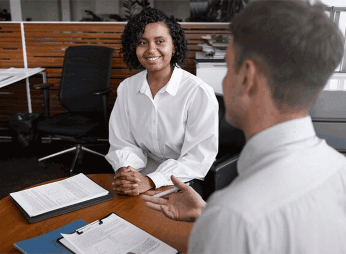 Um homem e uma mulher sentados à mesa de um escritório