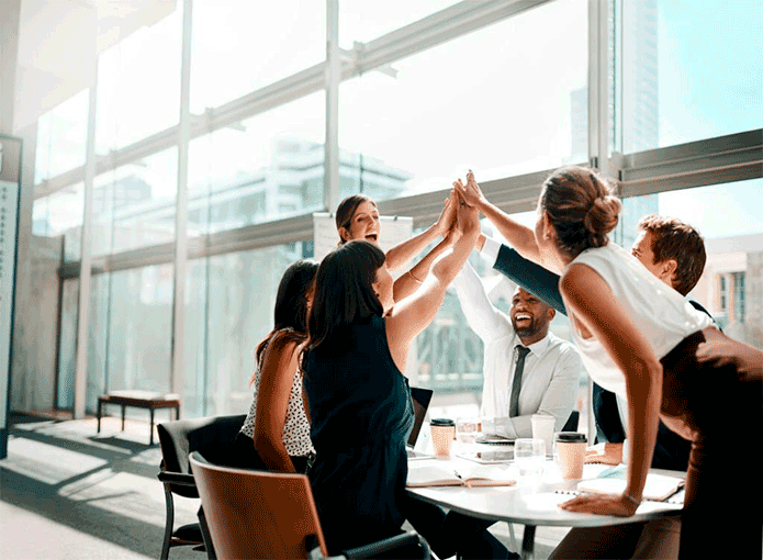 Pessoas felizes no ambiente de trabalho