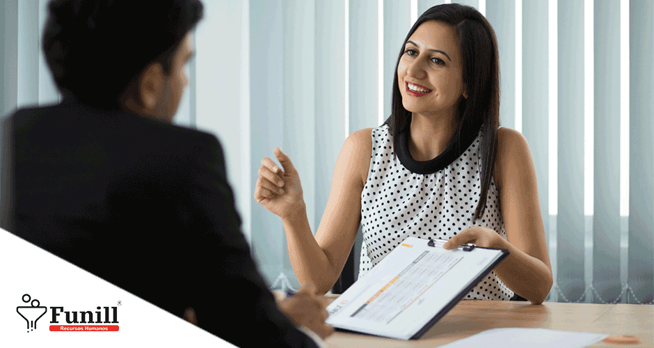 Uma mulher sentada à mesa conversando com um homem