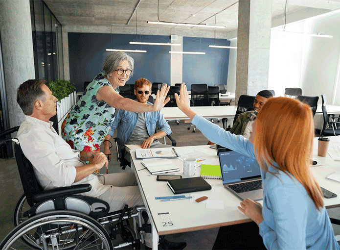 Pessoas em volta de uma mesa de escritório