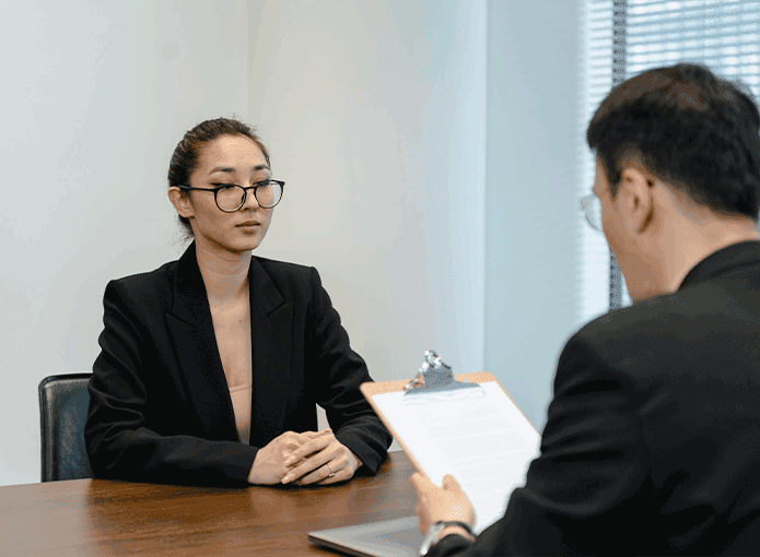 Uma mulher sentada à mesa com um homem