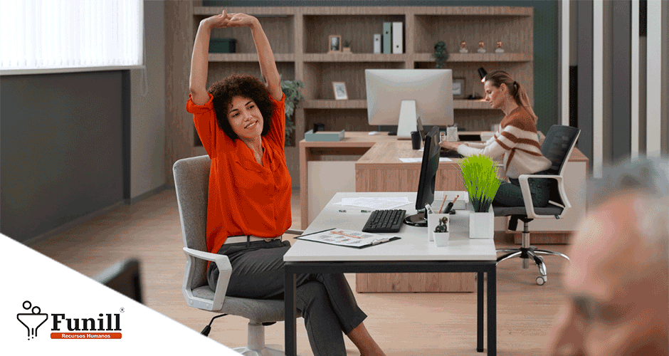 Mulher no escritório se alongando durante um dia de trabalho