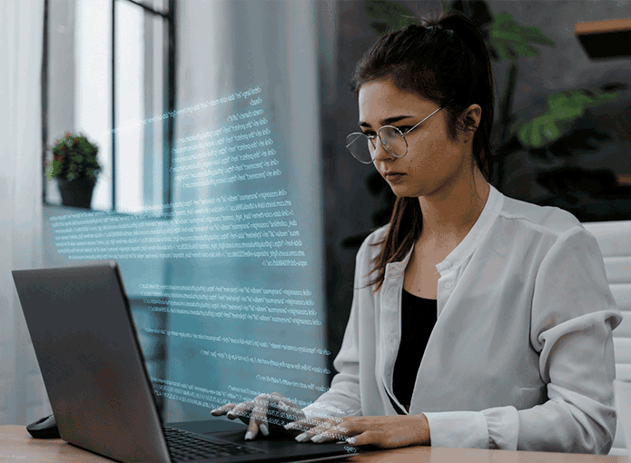 Uma mulher sentada à mesa usando um laptop