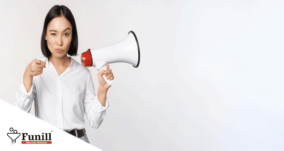 Mulher segurando um megafone enquanto aponta para a pessoa que está vendo a tela