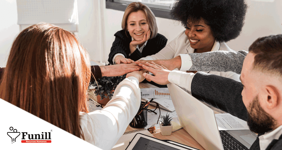 Um grupo de pessoas sentadas ao redor de uma mesa de madeira