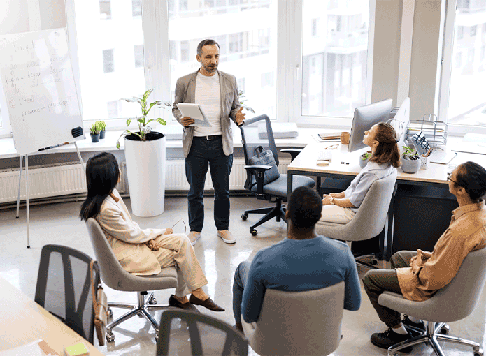 Um homem fazendo uma apresentação para um grupo de pessoas